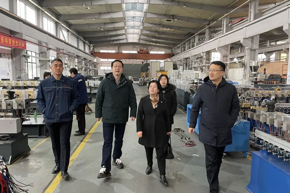 中國塑料機械工業協會常務副會長粟東平蒞臨南京科亞參觀指導